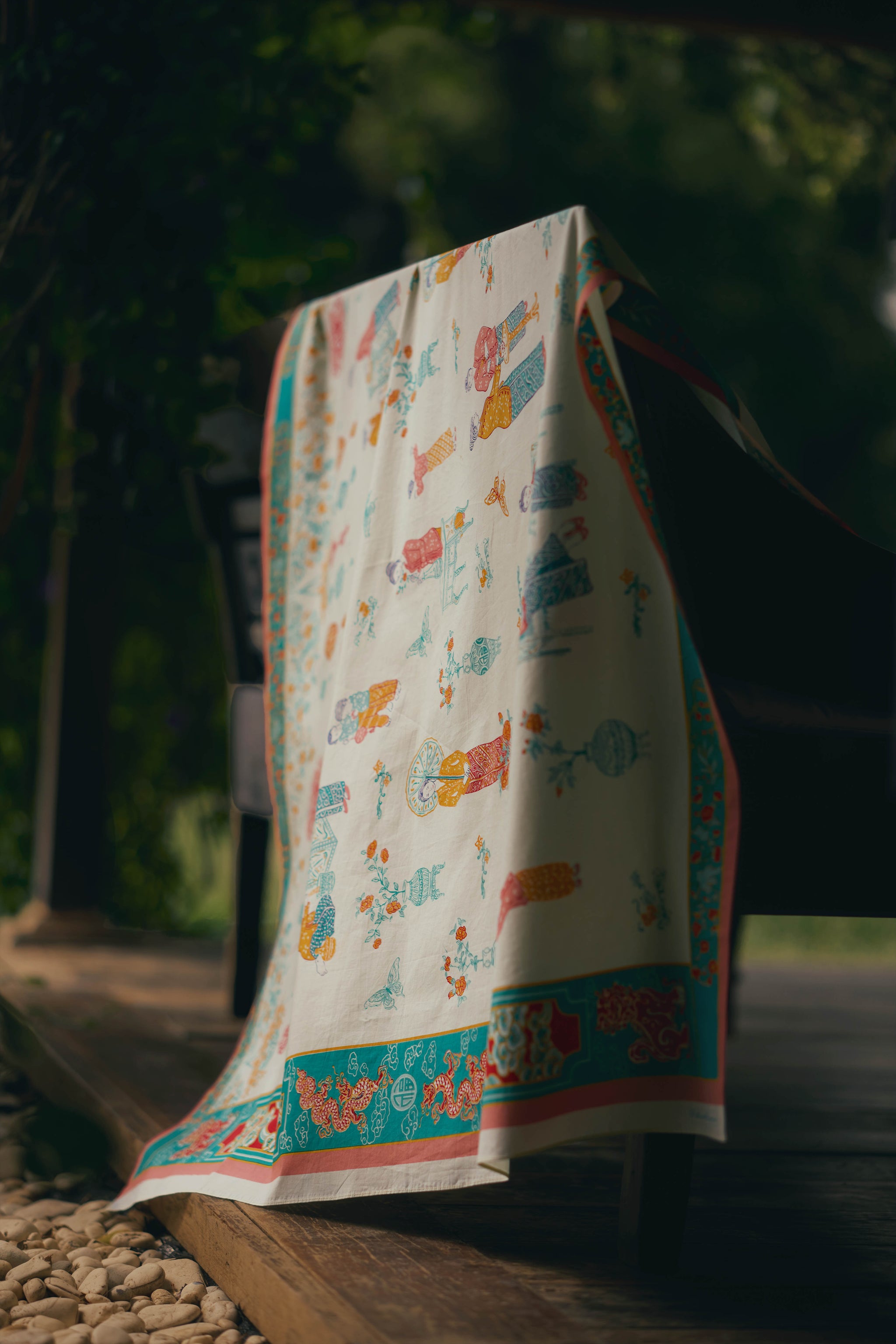 Long cloth with peranakan Chinese Indonesian women in everyday life, detail view