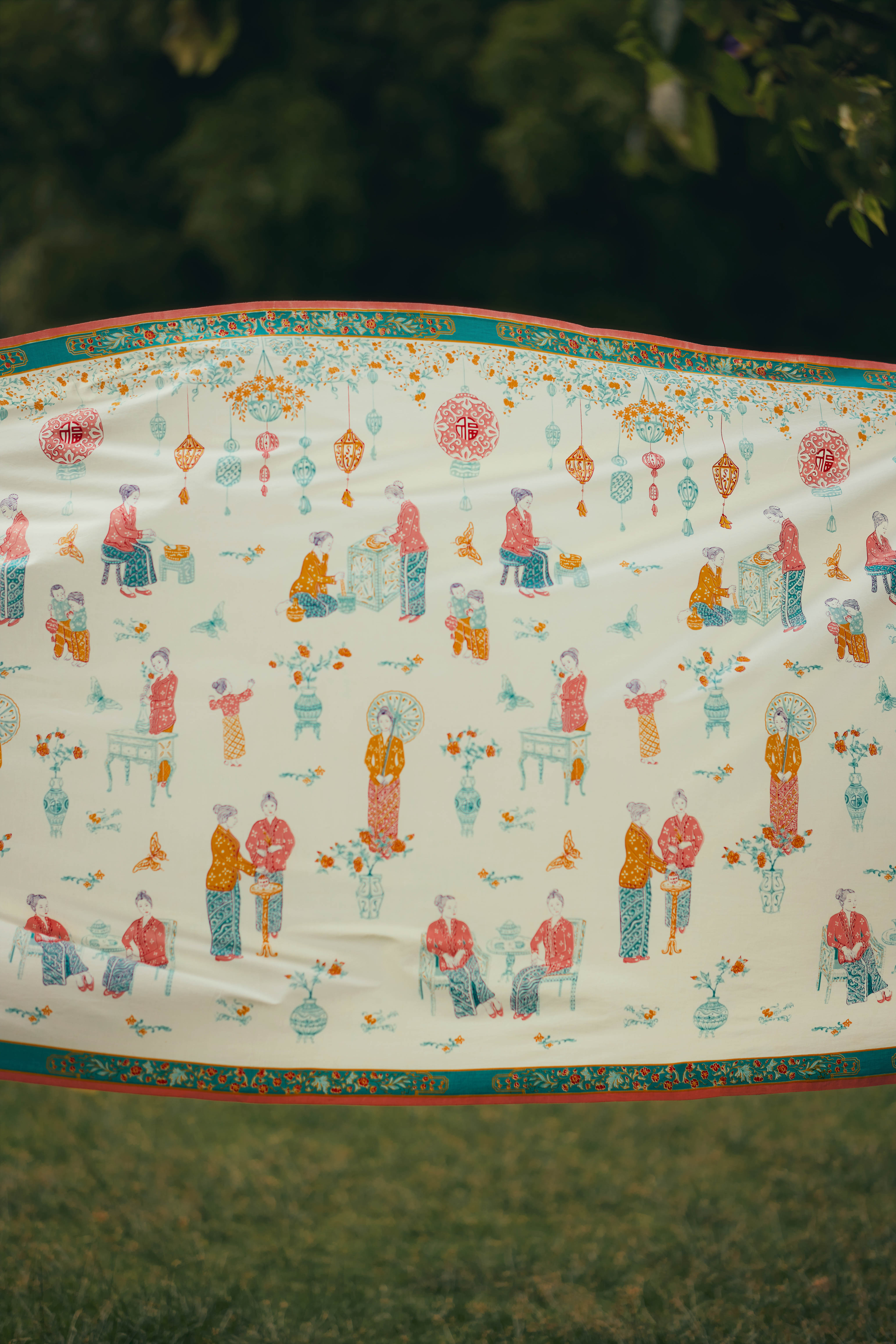 Long cloth with peranakan Chinese Indonesian women in everyday life, detail view